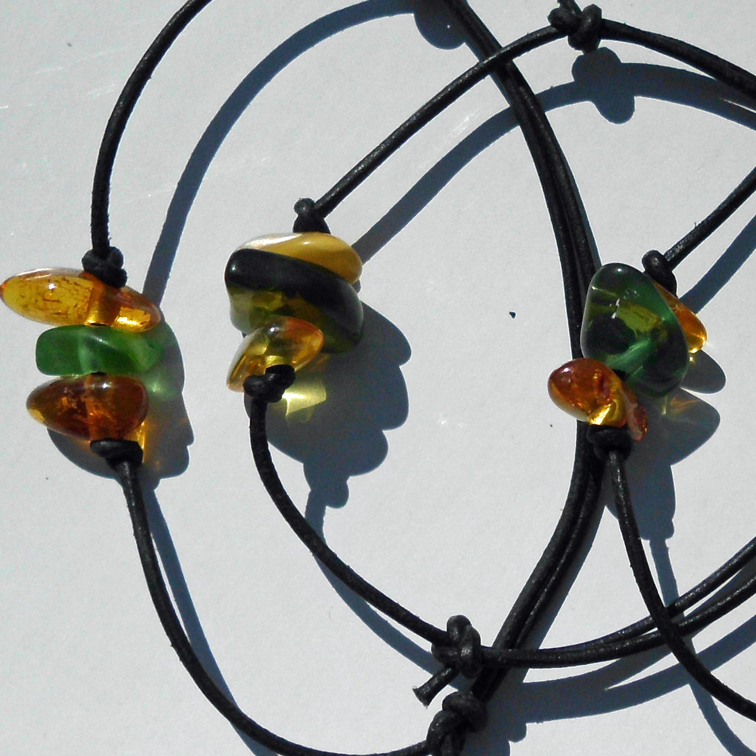 Lederarmband mit grünem Seeglas und Bernstein