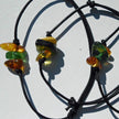 Lederarmband mit grünem Seeglas und Bernstein