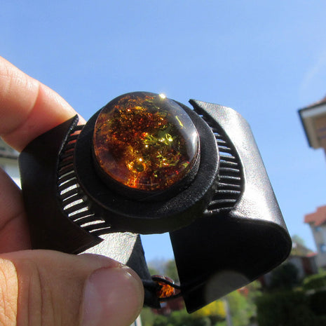 Breites, schwarzes Lederarmband mit einem edlen, polierten Bernstein