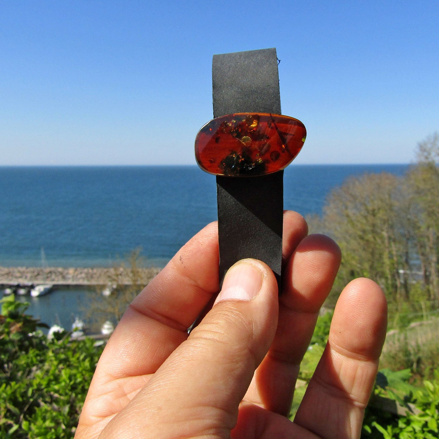 Einmaliges Lederarmband mit poliertem Bernstein