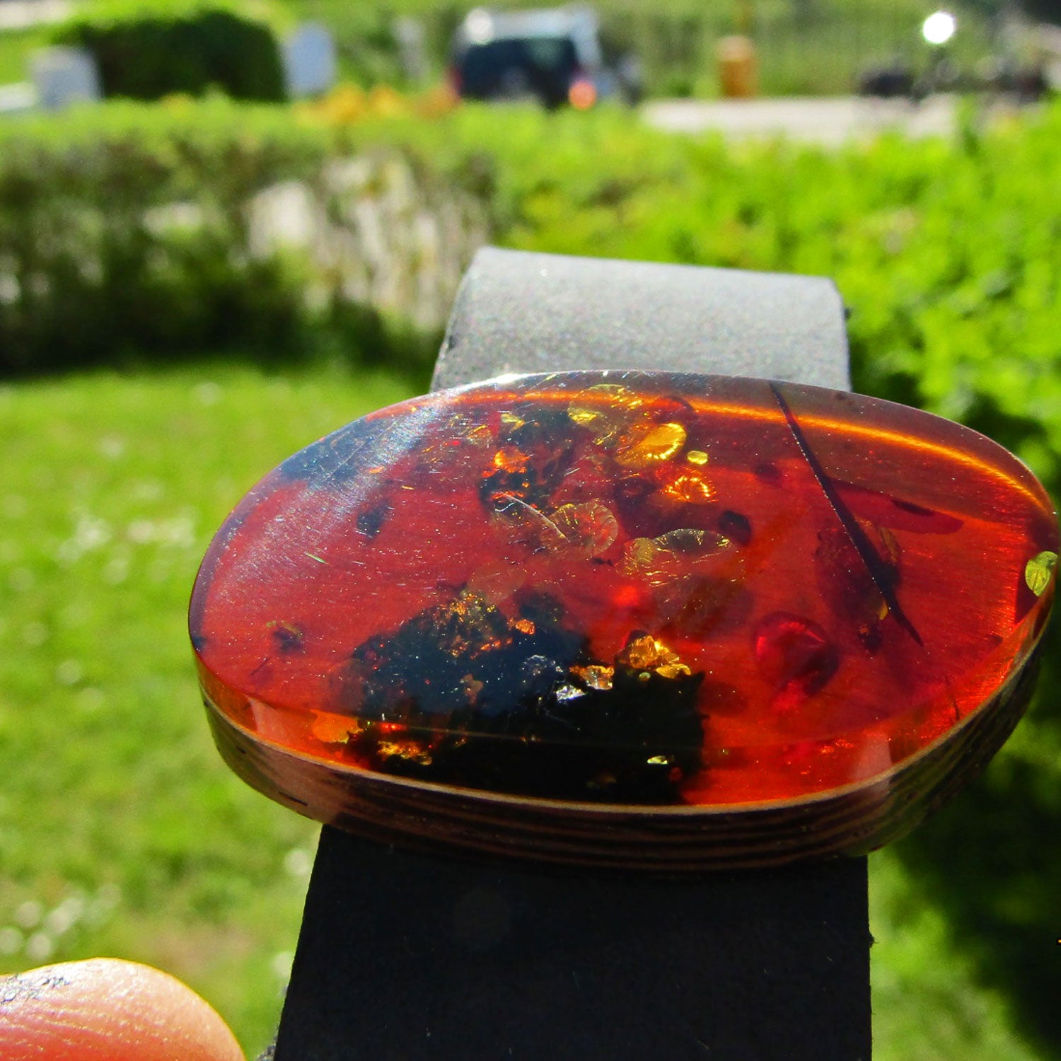 Einmaliges Lederarmband mit poliertem Bernstein