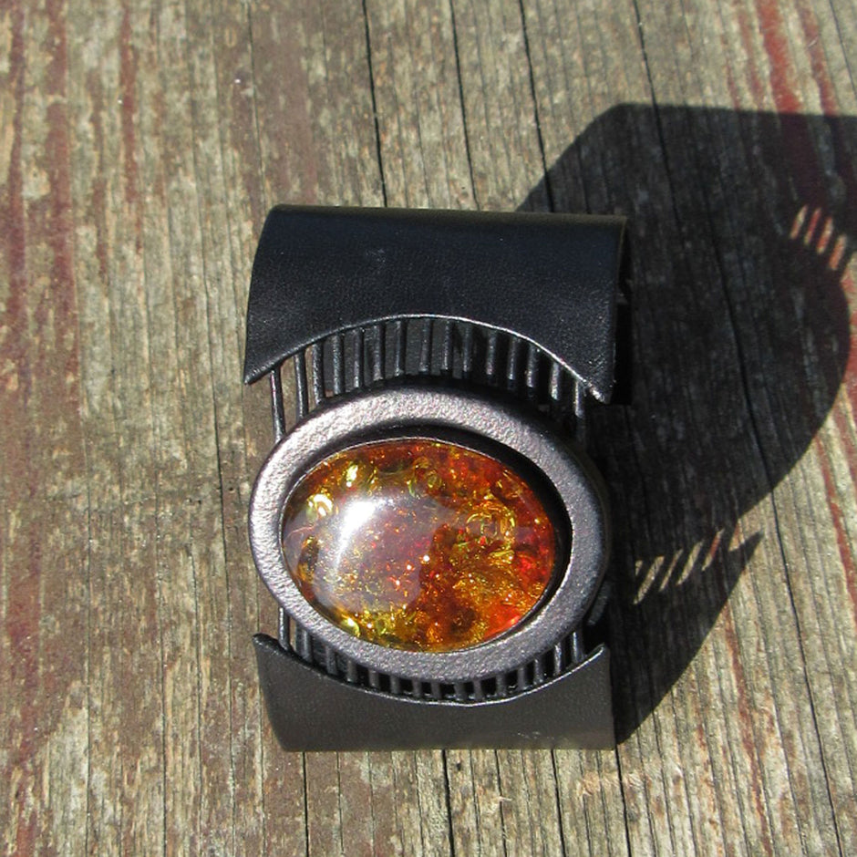 Breites, schwarzes Lederarmband mit einem edlen, polierten Bernstein