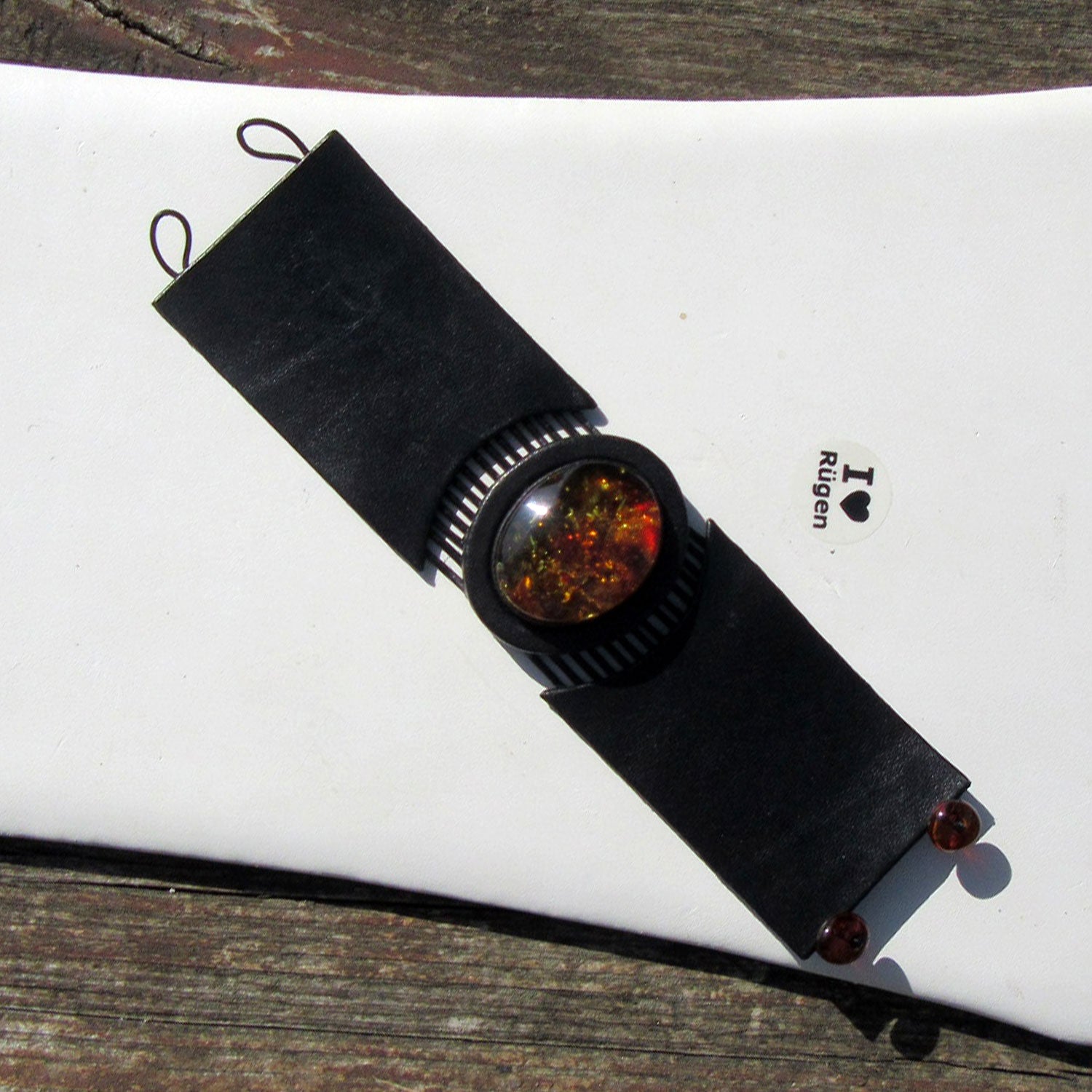 Breites, schwarzes Lederarmband mit einem edlen, polierten Bernstein