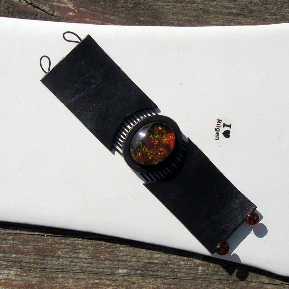 Breites, schwarzes Lederarmband mit einem edlen, polierten Bernstein