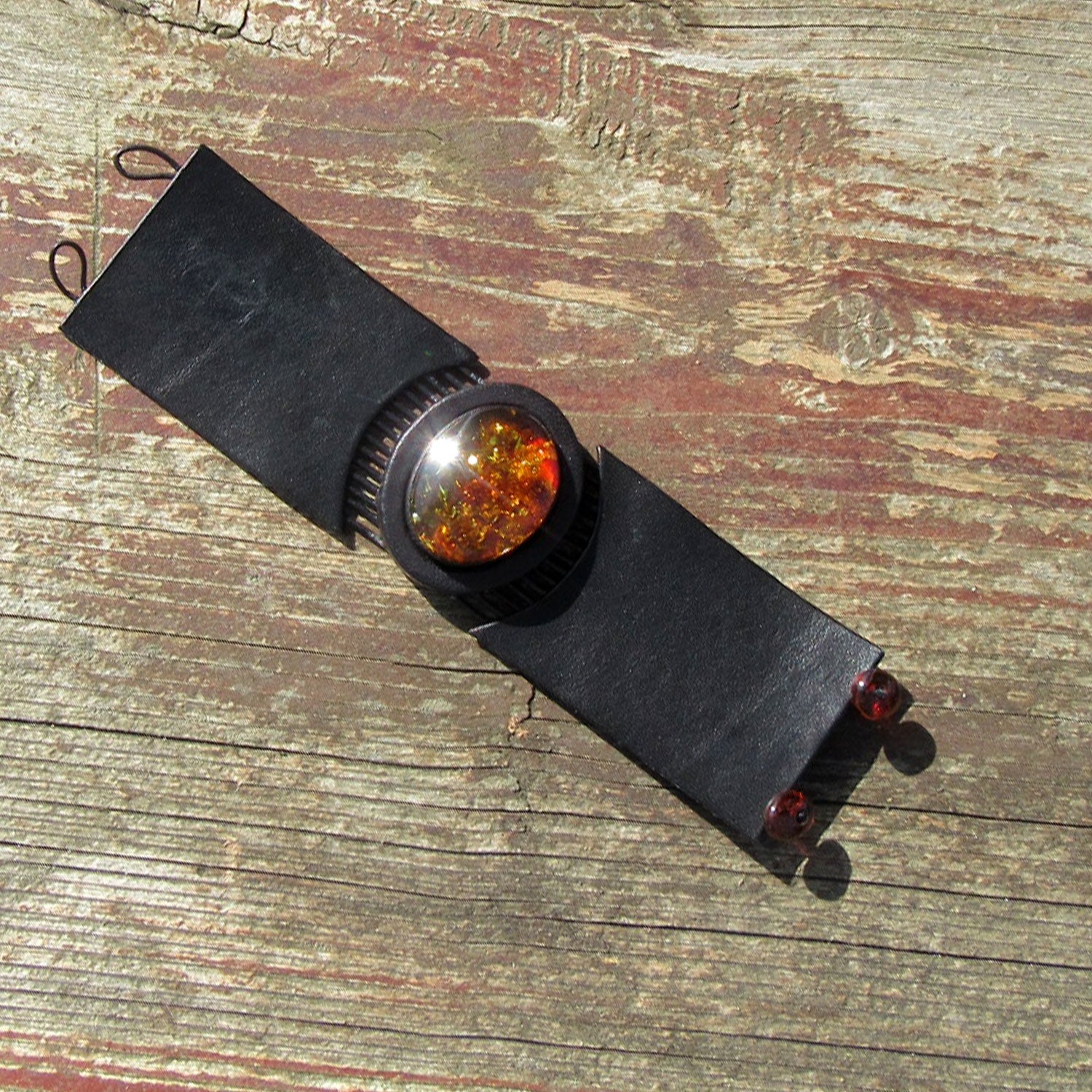 Breites, schwarzes Lederarmband mit einem edlen, polierten Bernstein