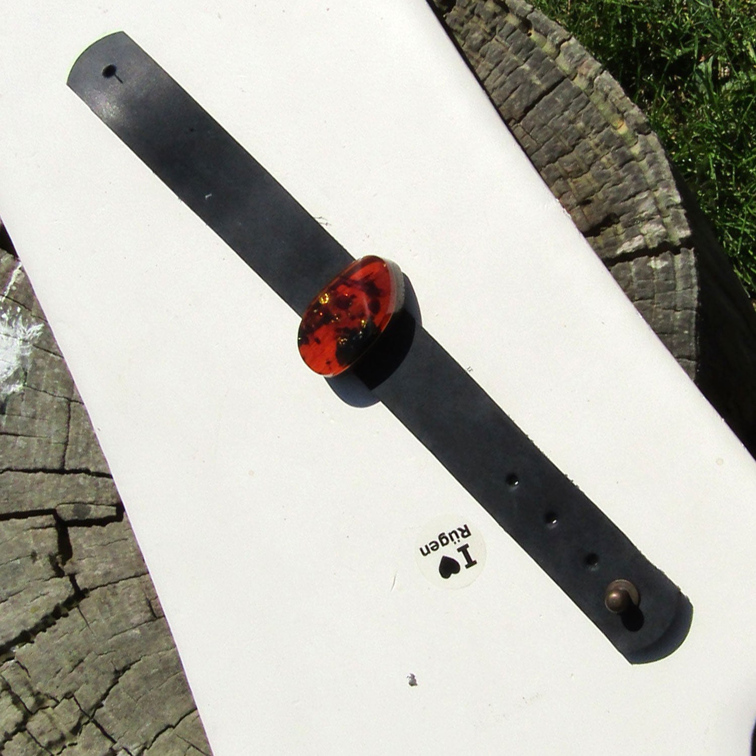 Einmaliges Lederarmband mit poliertem Bernstein