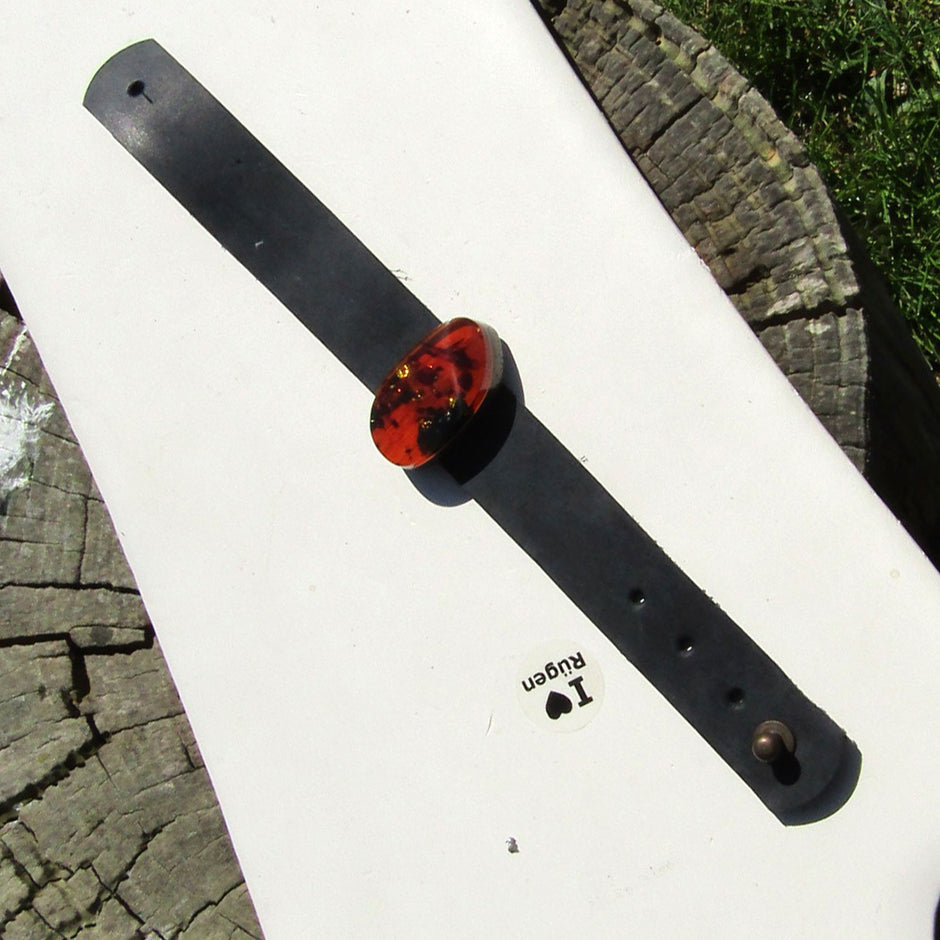 Einmaliges Lederarmband mit poliertem Bernstein