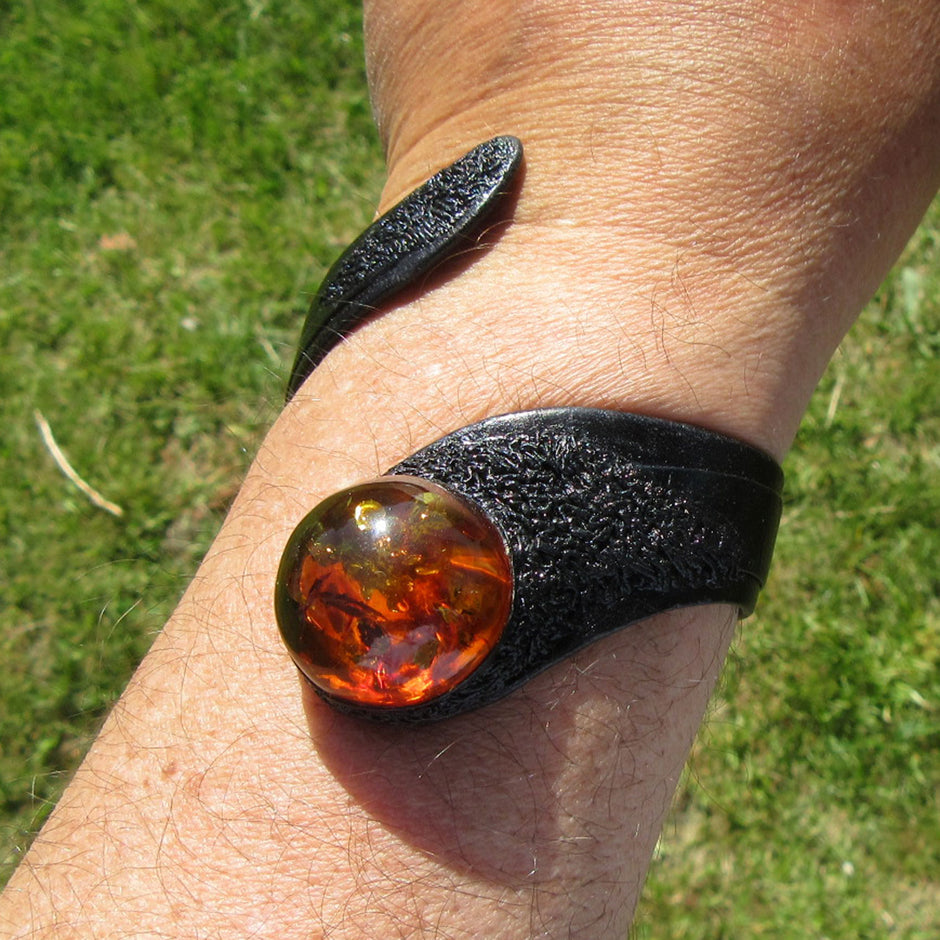 Flexibles Lederarmband mit poliertem Bernstein-Unikat