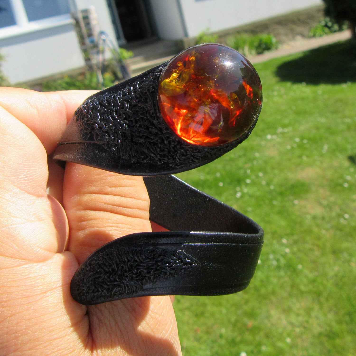 Flexibles Lederarmband mit poliertem Bernstein-Unikat