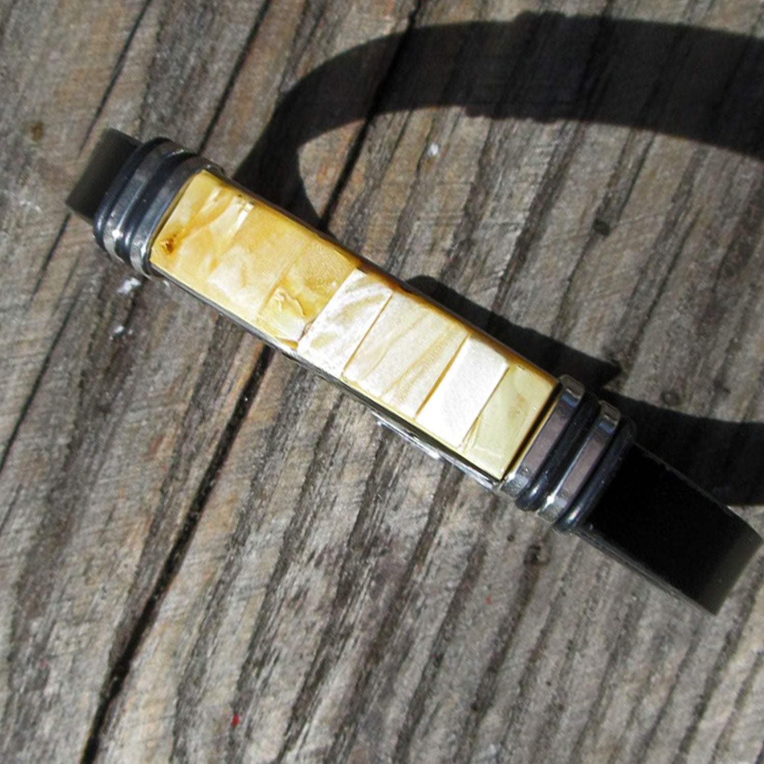 Edles Armband aus Kautschuk mit Bernsteinintarsien