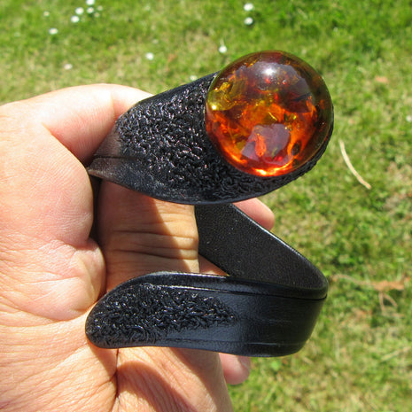 Flexibles Lederarmband mit poliertem Bernstein-Unikat