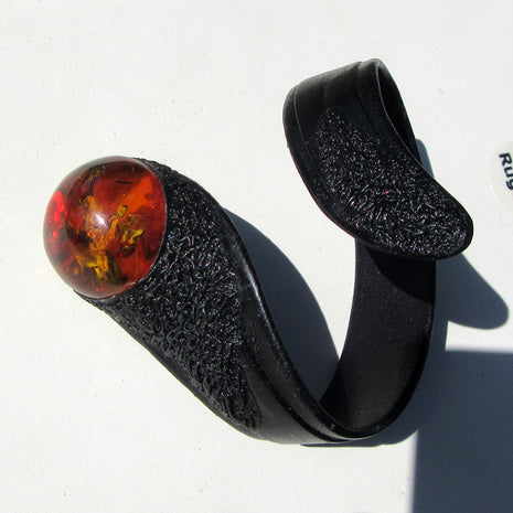 Flexibles Lederarmband mit poliertem Bernstein-Unikat
