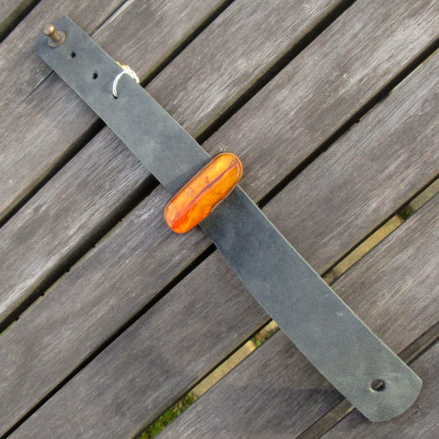 Elegantes Lederarmband mit poliertem Bernstein, Unikat