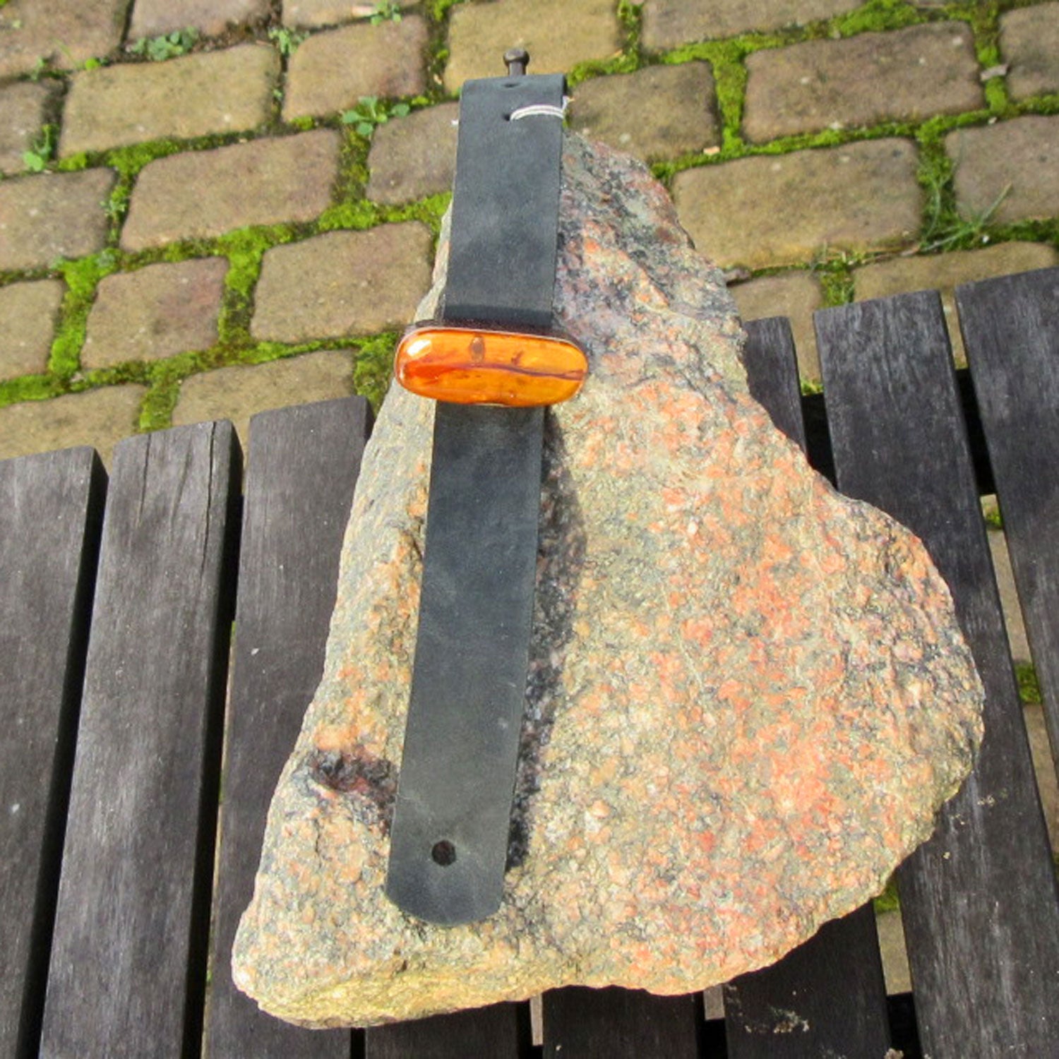 Elegantes Lederarmband mit poliertem Bernstein, Unikat