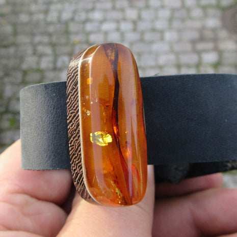 Elegantes Lederarmband mit poliertem Bernstein, Unikat