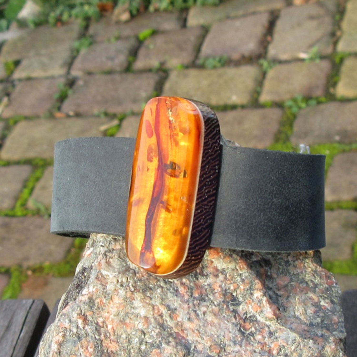 Elegantes Lederarmband mit poliertem Bernstein, Unikat