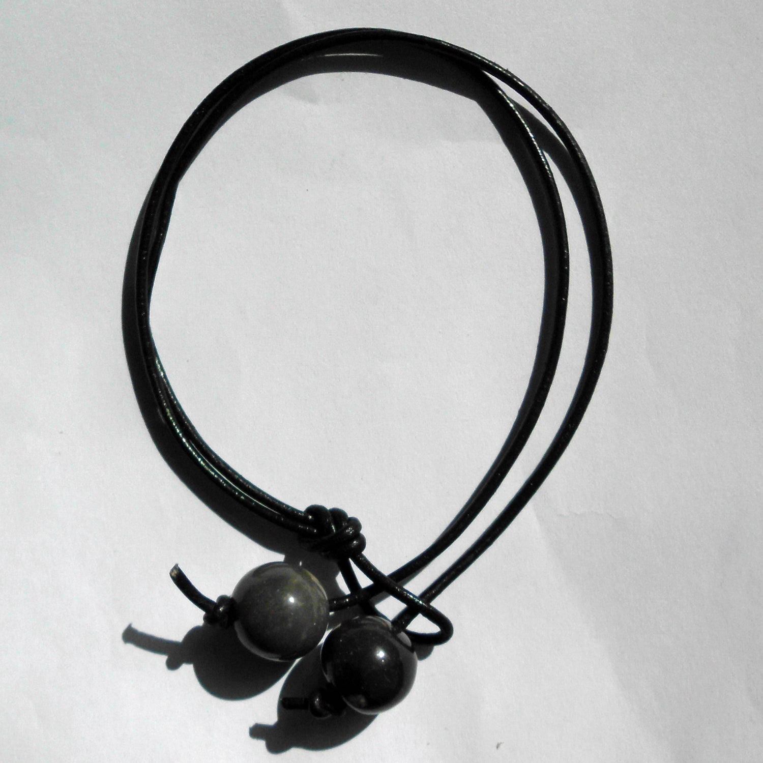 Lederarmband mit 2 Feuersteinkugeln, Unikat von Rügen
