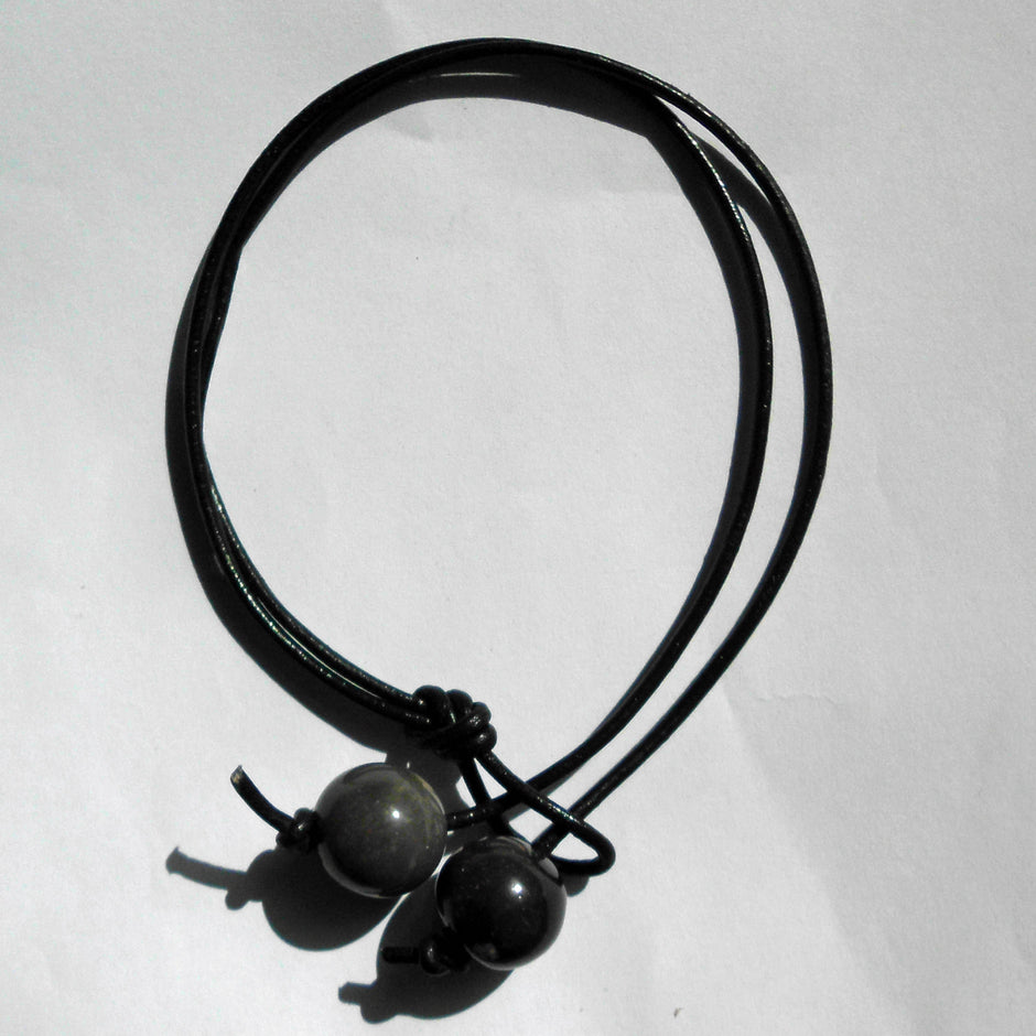 Lederarmband mit 2 Feuersteinkugeln, Unikat von Rügen