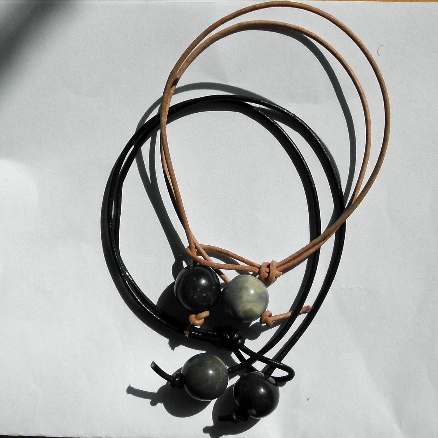 Lederarmband mit 2 Feuersteinkugeln, Unikat von Rügen