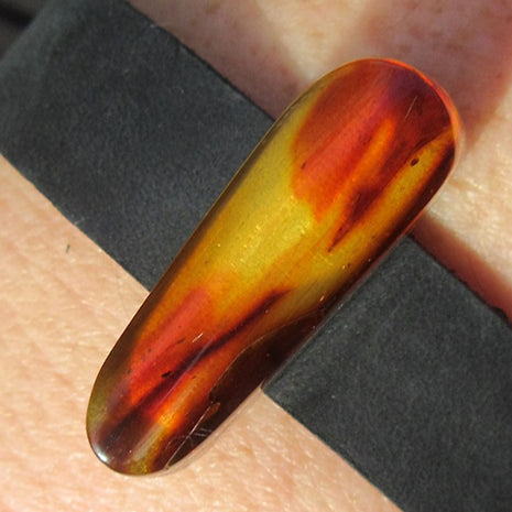 Schwarzes Lederarmband mit poliertem Bernstein, Unikat