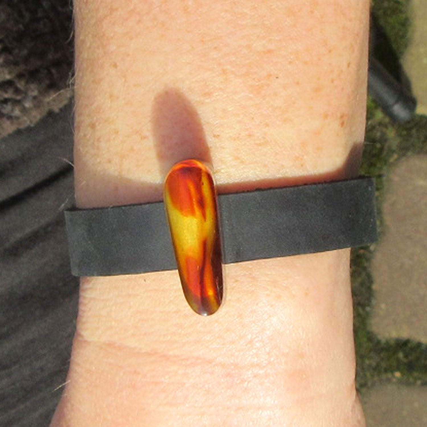 Schwarzes Lederarmband mit poliertem Bernstein, Unikat