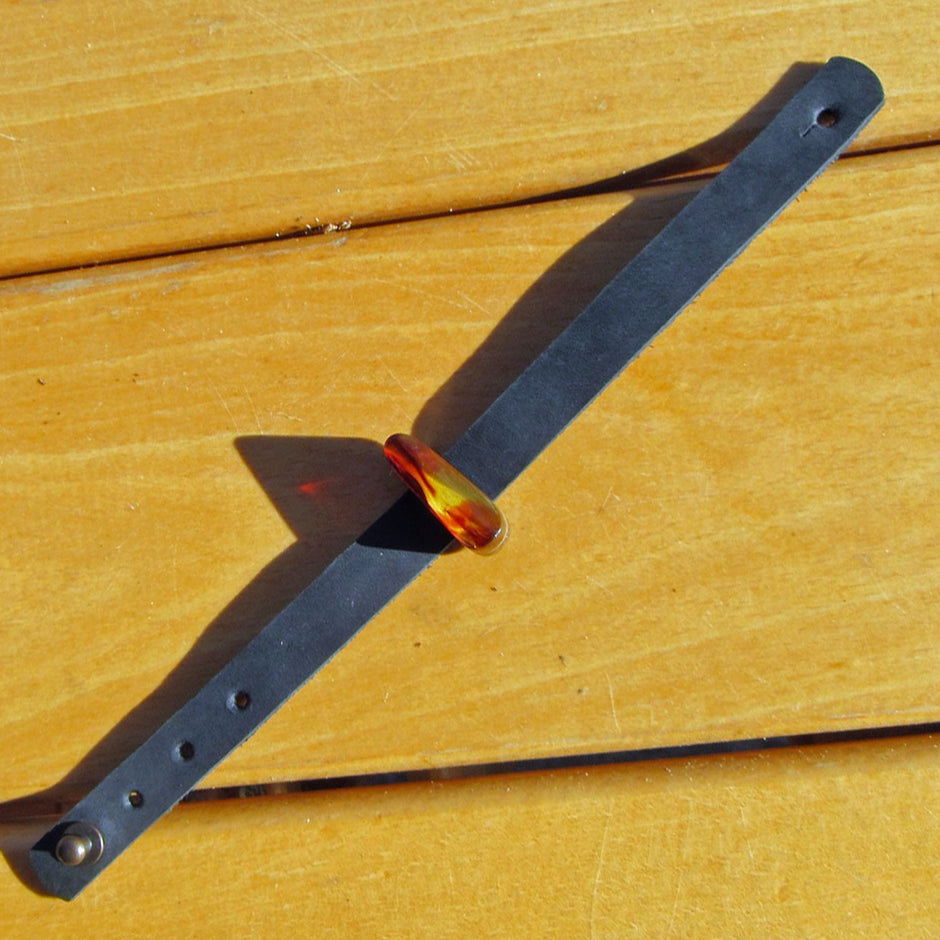 Schwarzes Lederarmband mit poliertem Bernstein, Unikat