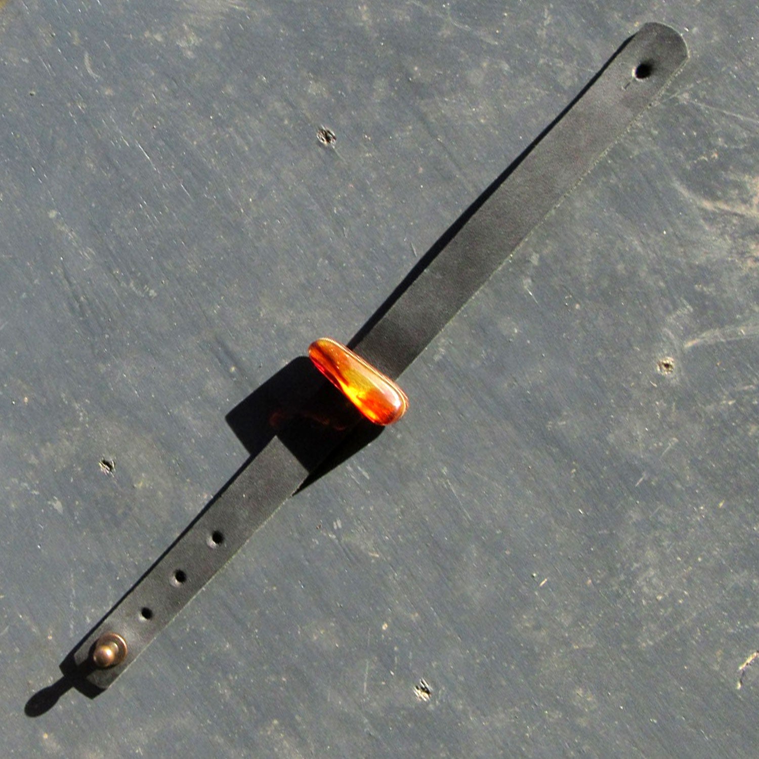 Schwarzes Lederarmband mit poliertem Bernstein, Unikat