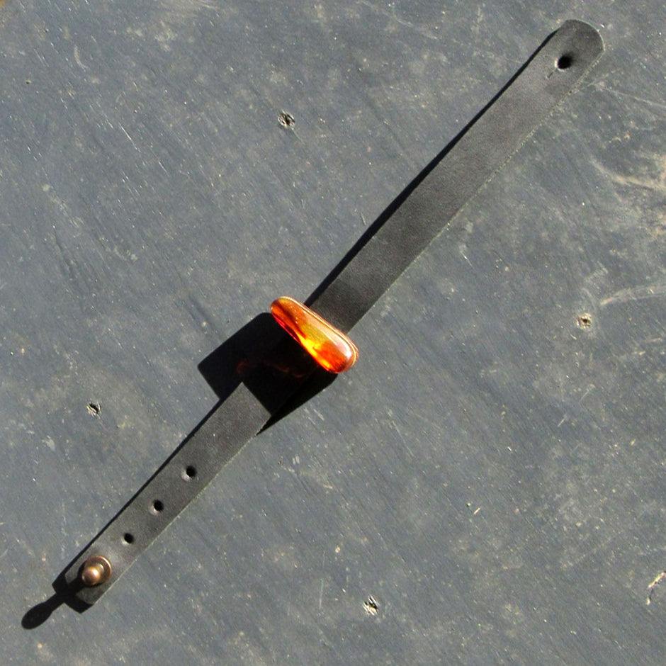Schwarzes Lederarmband mit poliertem Bernstein, Unikat