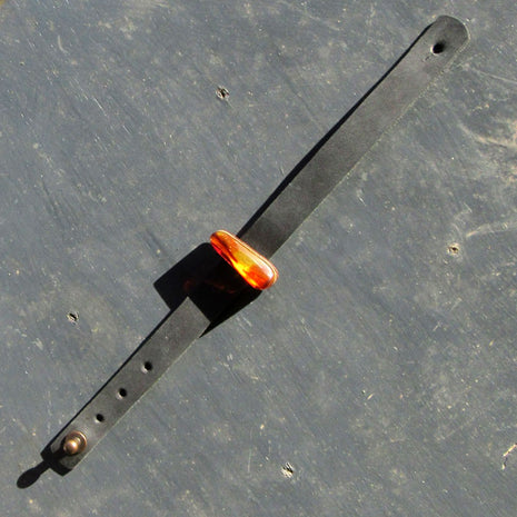 Schwarzes Lederarmband mit poliertem Bernstein, Unikat