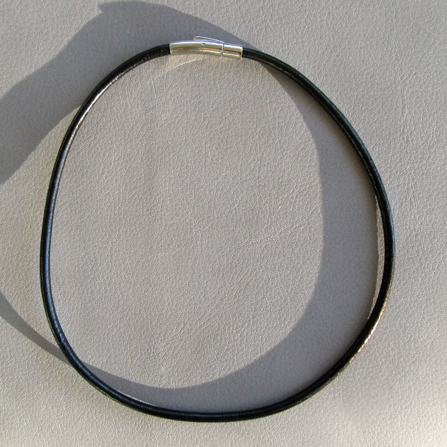 Schwarzes Ledercollier mit Edelstahlverschluss – Unikat