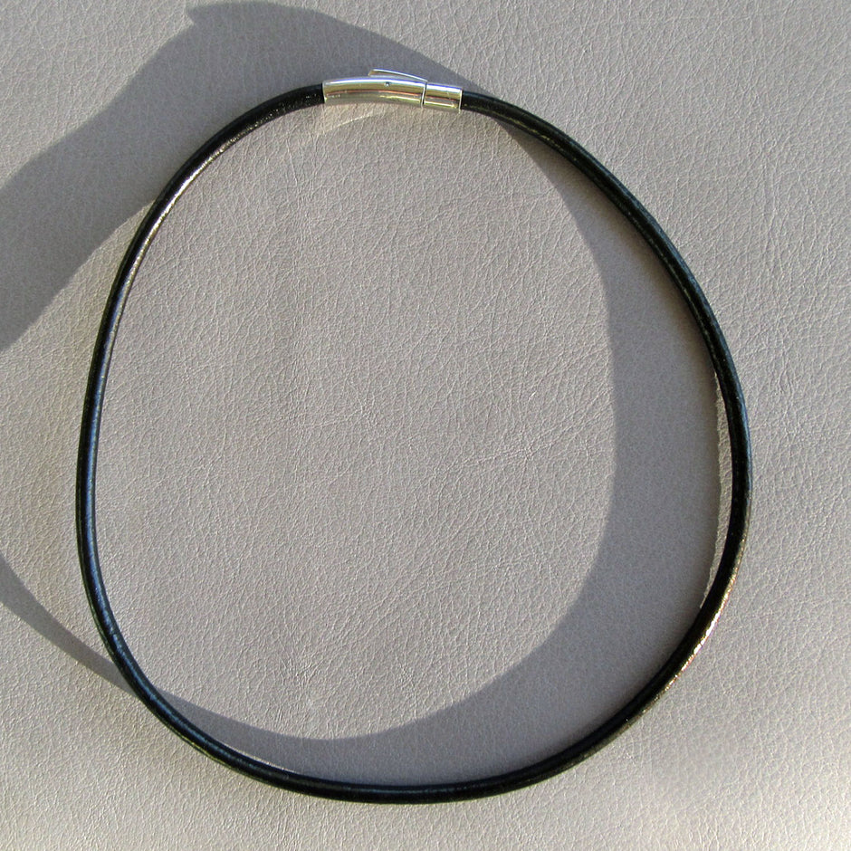 Schwarzes Ledercollier mit Edelstahlverschluss – Unikat