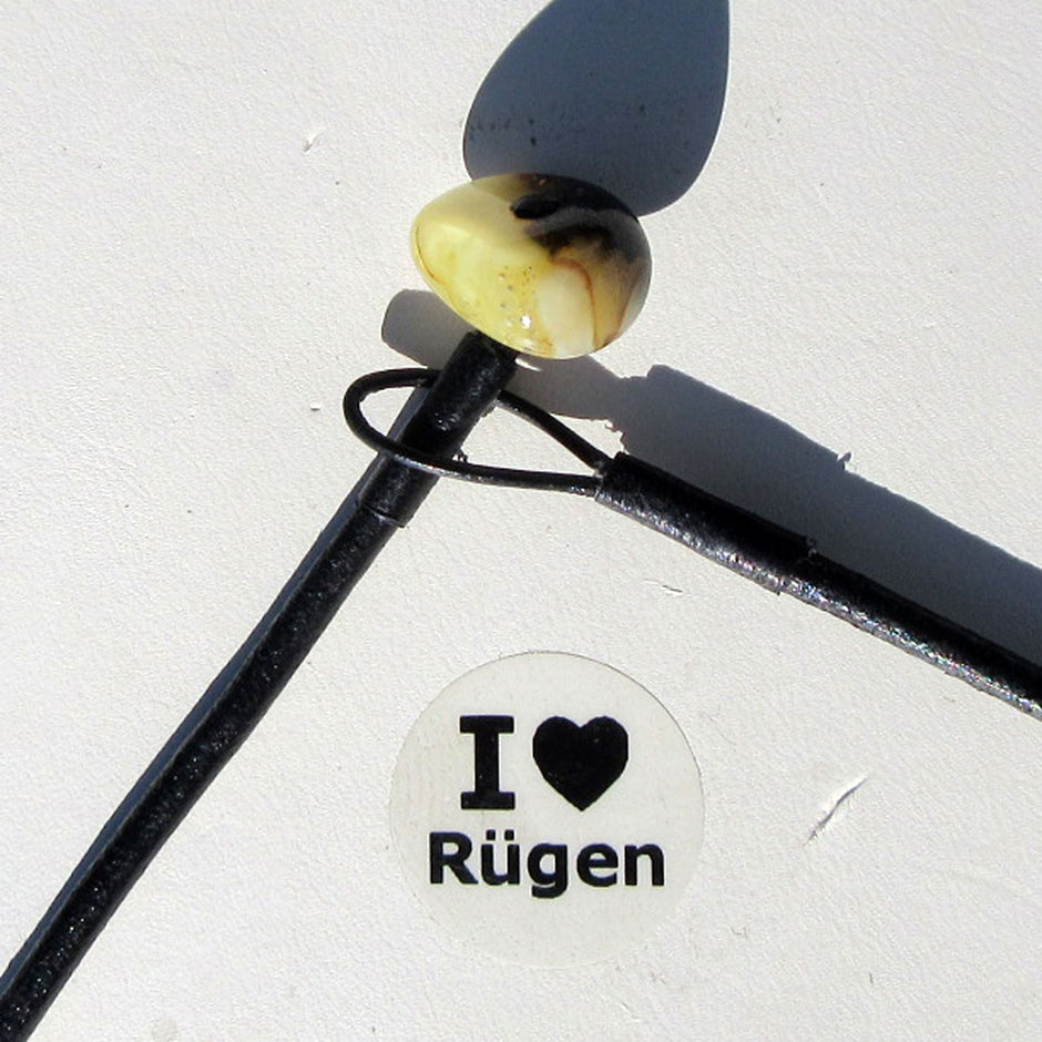Ledercollier mit Bernstein-Knopfverschluss, Einzelstück
