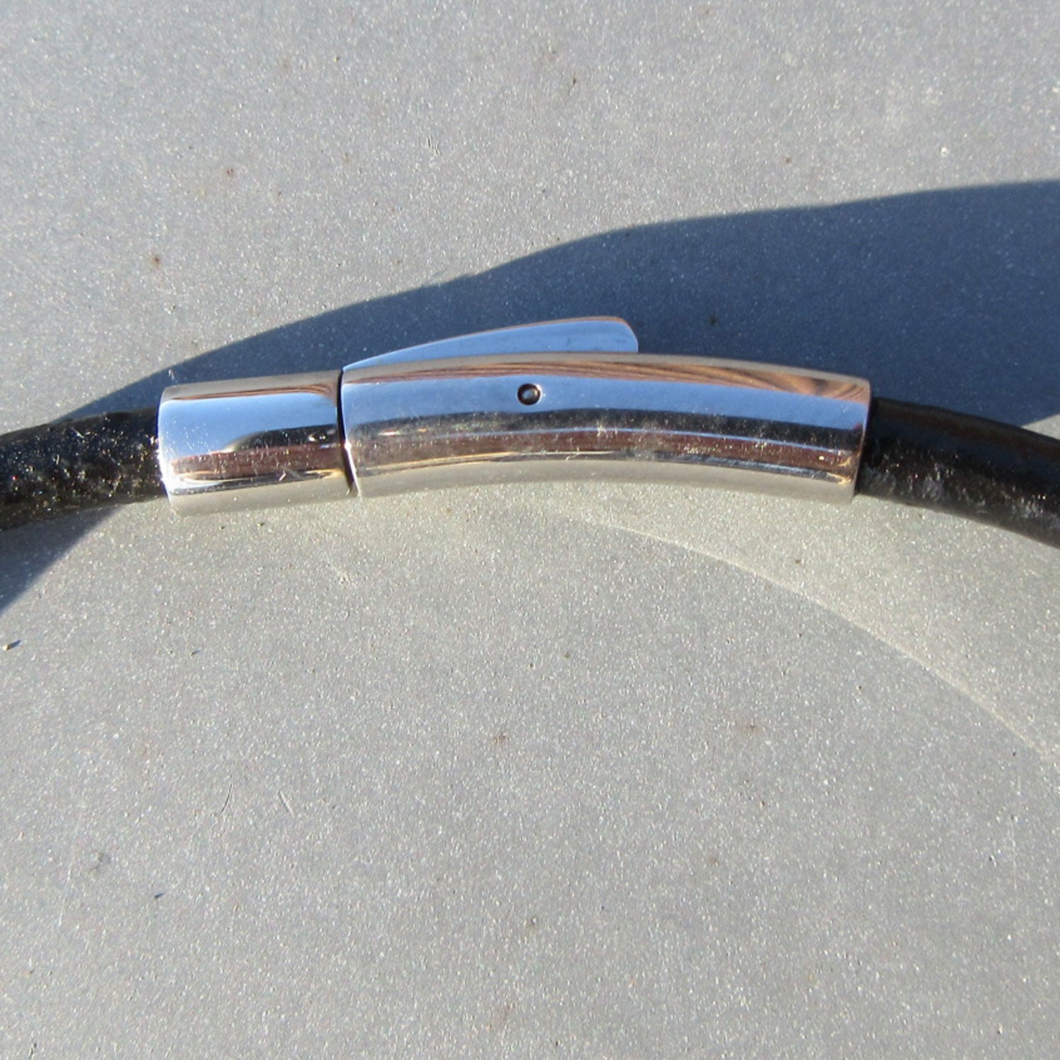 Schwarzes Ledercollier mit Edelstahlverschluss – Unikat