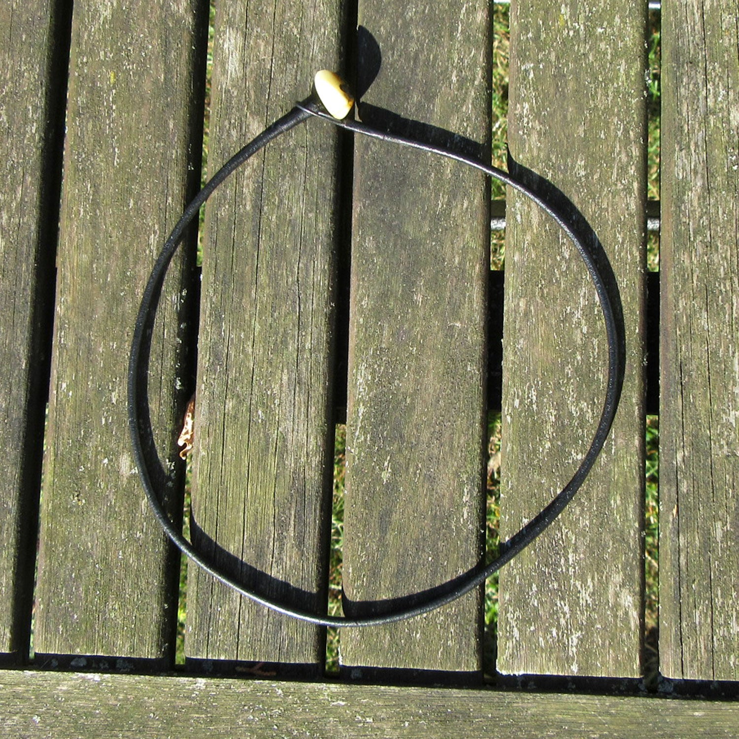 Ledercollier mit Bernstein-Knopfverschluss, Einzelstück