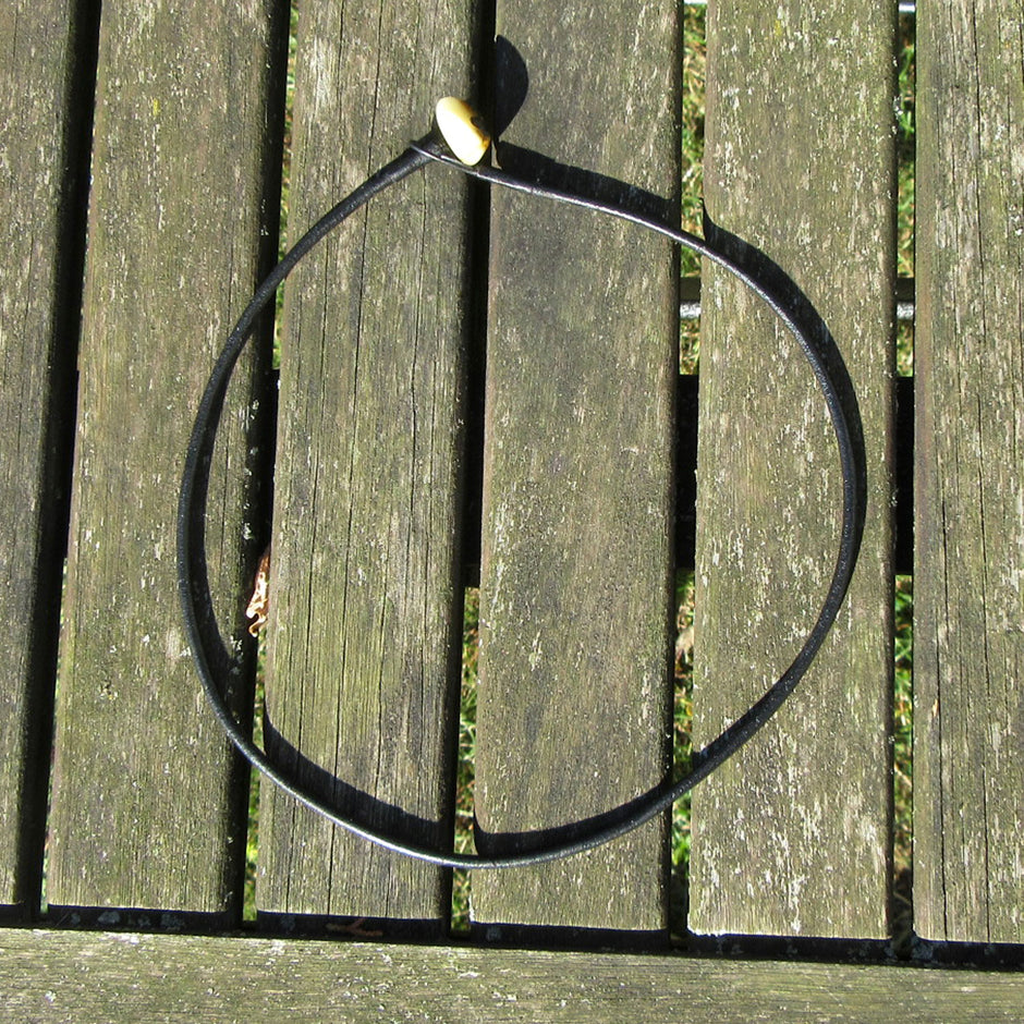 Ledercollier mit Bernstein-Knopfverschluss, Einzelstück