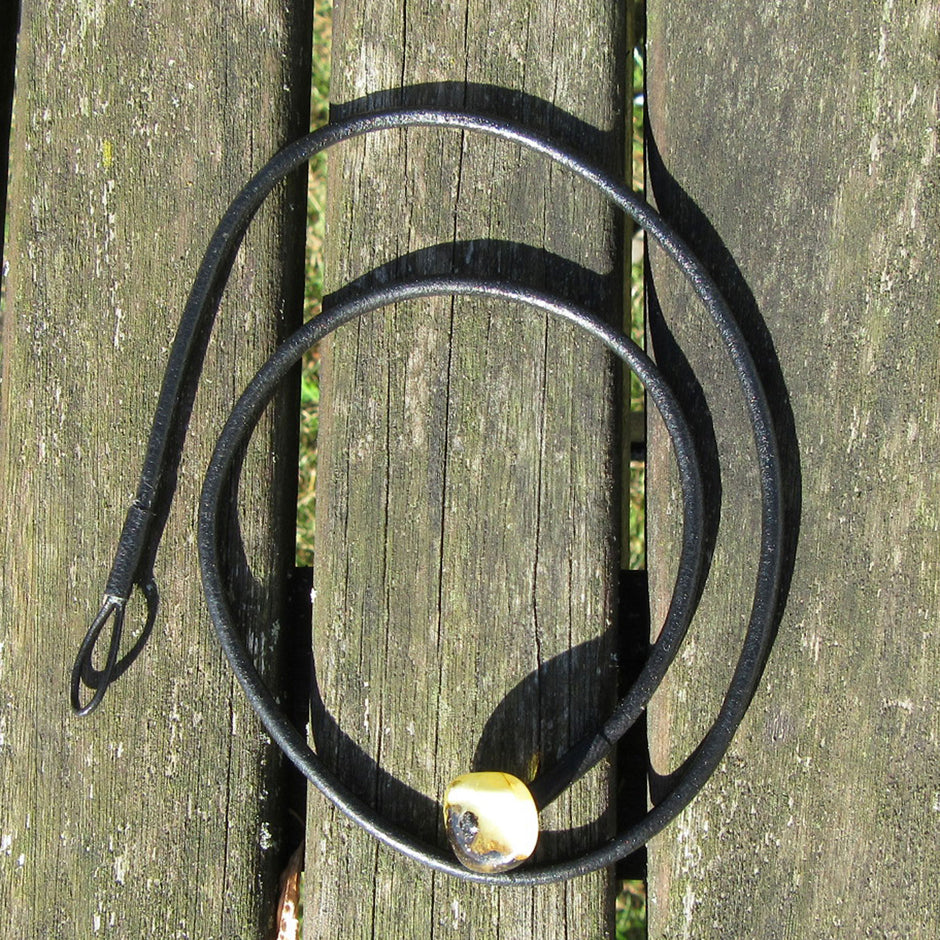 Ledercollier mit Bernstein-Knopfverschluss, Einzelstück