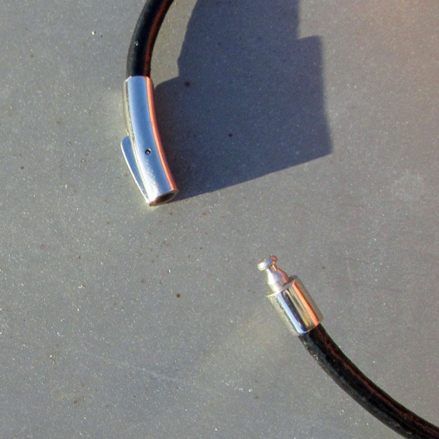 Schwarzes Ledercollier mit Edelstahlverschluss – Unikat