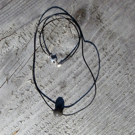Feines Ledercollier mit Feuersteinperle, Unikat