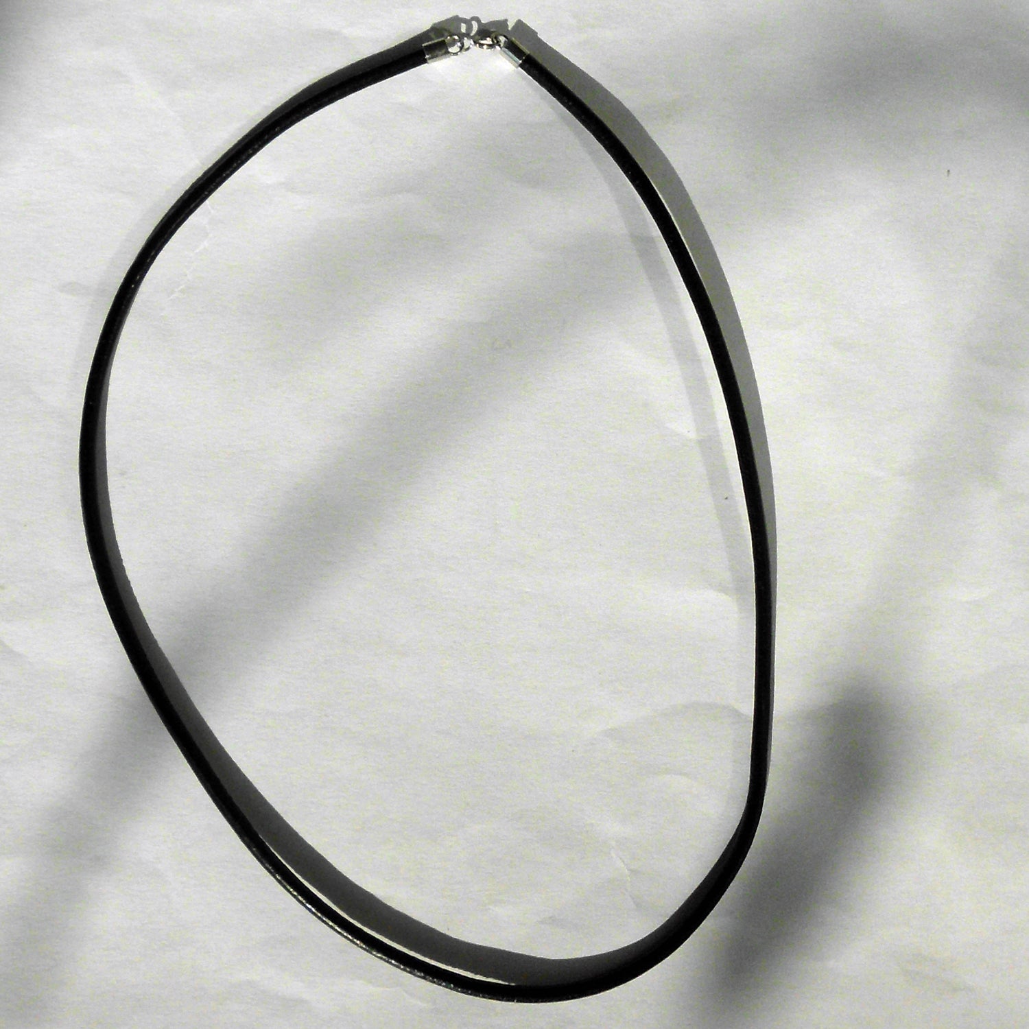 Schwarzes Ledercollier mit Silberschließe, Unikat
