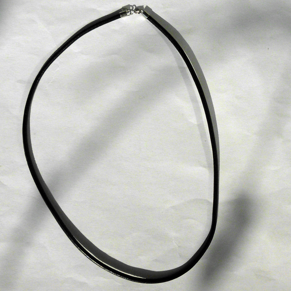 Schwarzes Ledercollier mit Silberschließe, Unikat