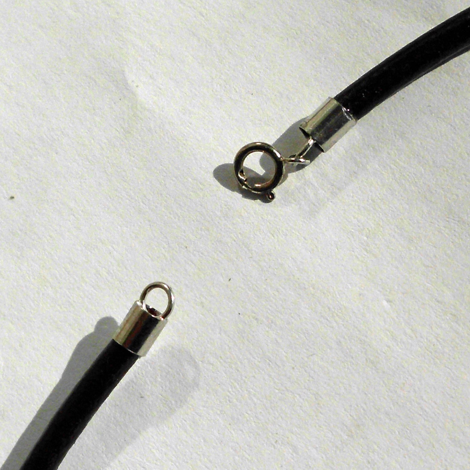 Schwarzes Ledercollier mit Silberschließe, Unikat