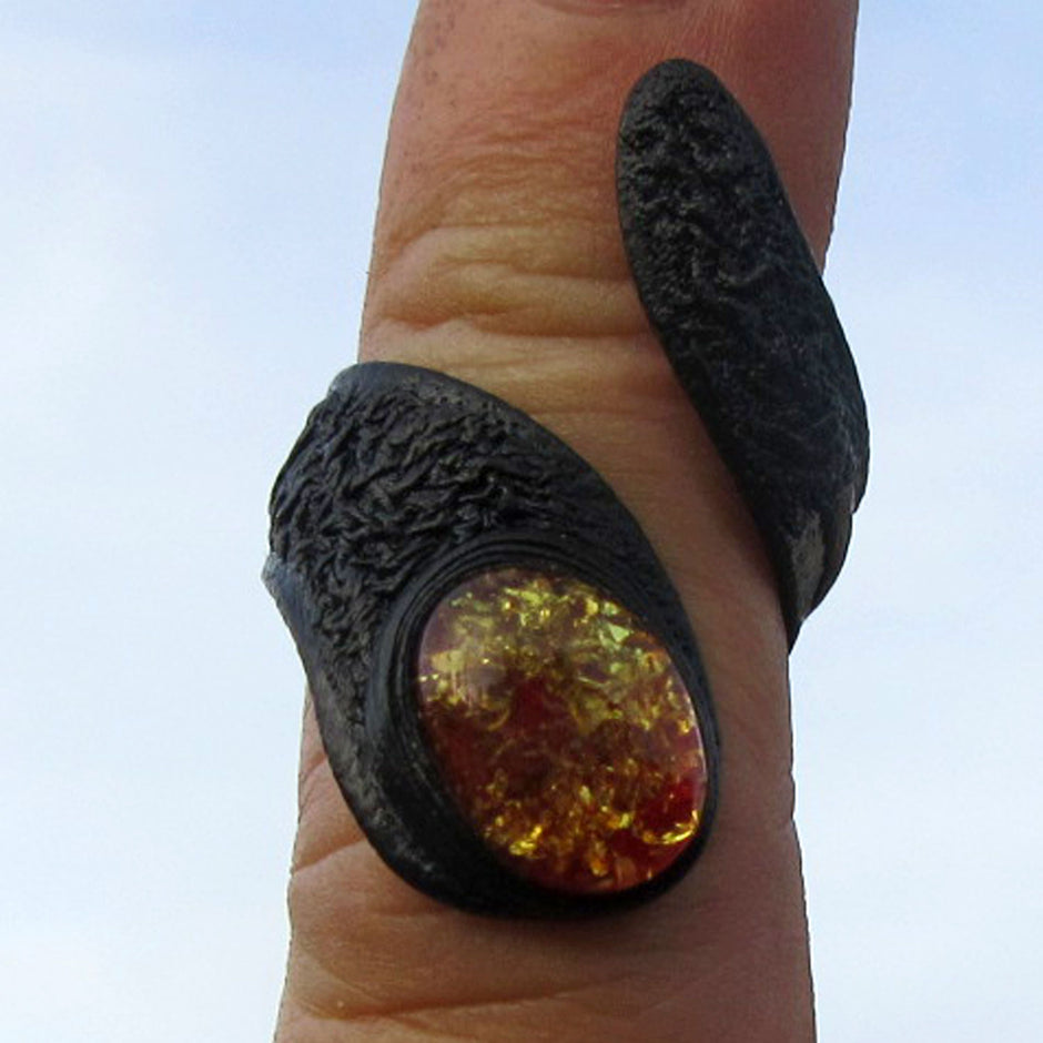 Flexibler Fingerring aus Bernstein und Leder, Einzelstück