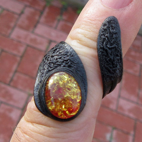 Flexibler Fingerring aus Bernstein und Leder, Einzelstück