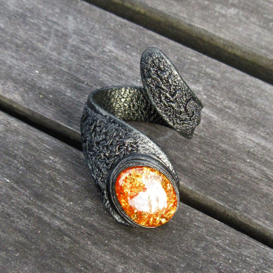 Flexibler Fingerring aus Bernstein und Leder, Einzelstück