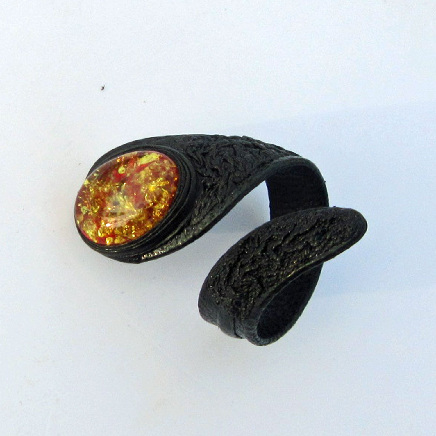 Flexibler Fingerring aus Bernstein und Leder, Einzelstück