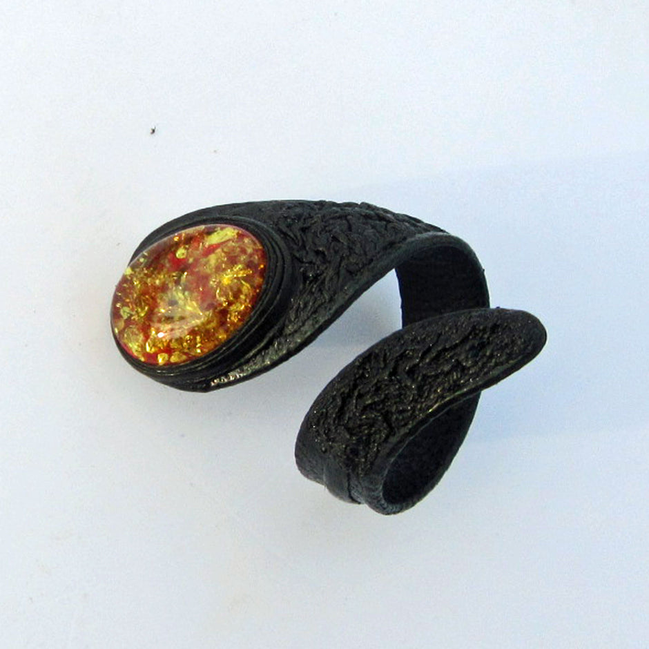 Flexibler Fingerring aus Bernstein und Leder, Einzelstück