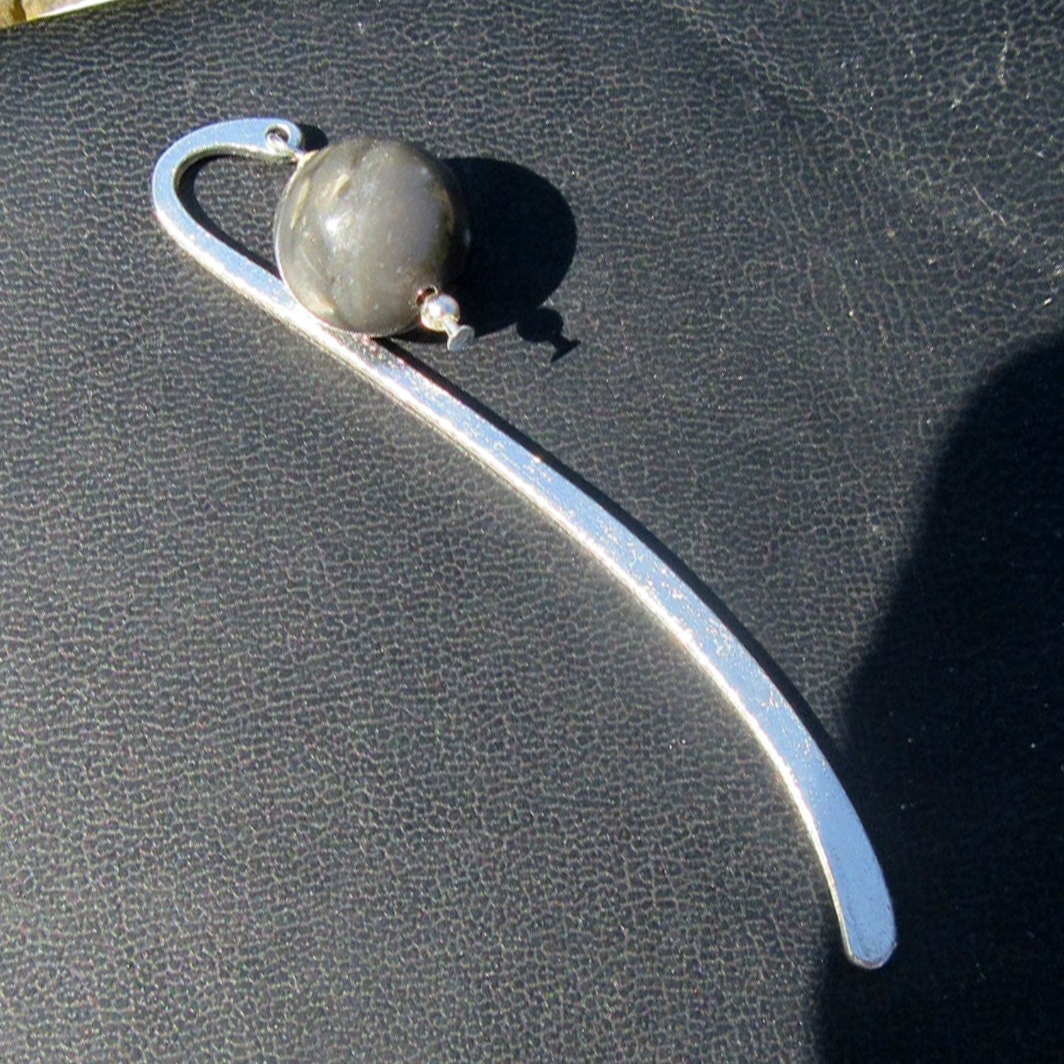 Einzigartiges Lesezeichen mit Feuersteinperle