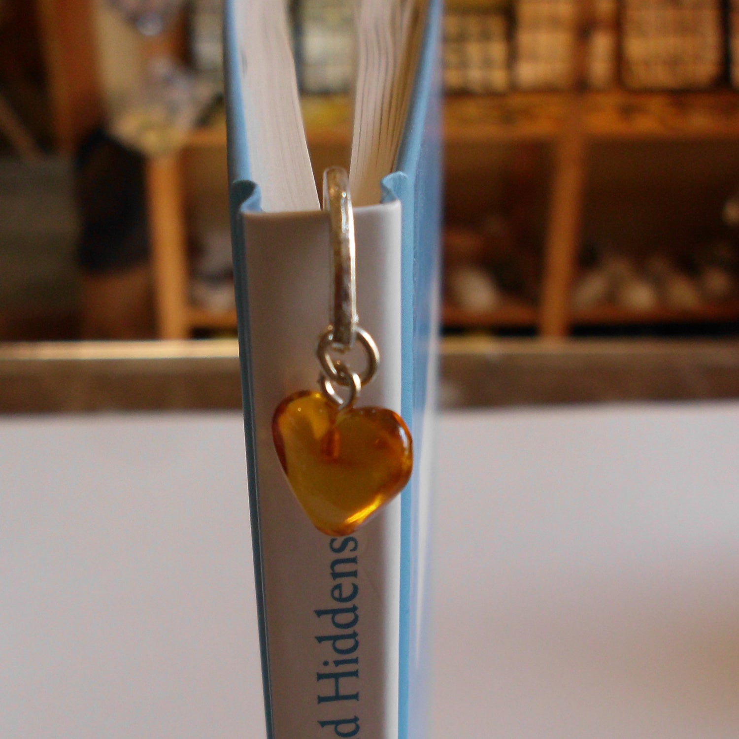 Lesezeichen mit Bernsteinherzchen, 9 cm, Unikat