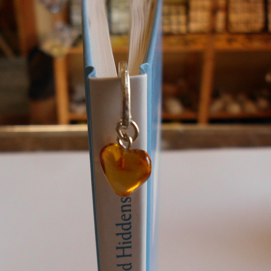 Lesezeichen mit Bernsteinherzchen, 9 cm, Unikat