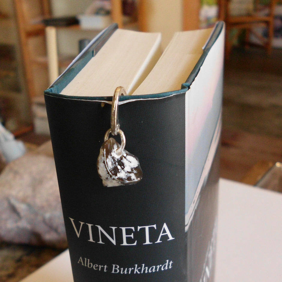 Lesezeichen aus Feuerstein mit Hühnergott-Motiv